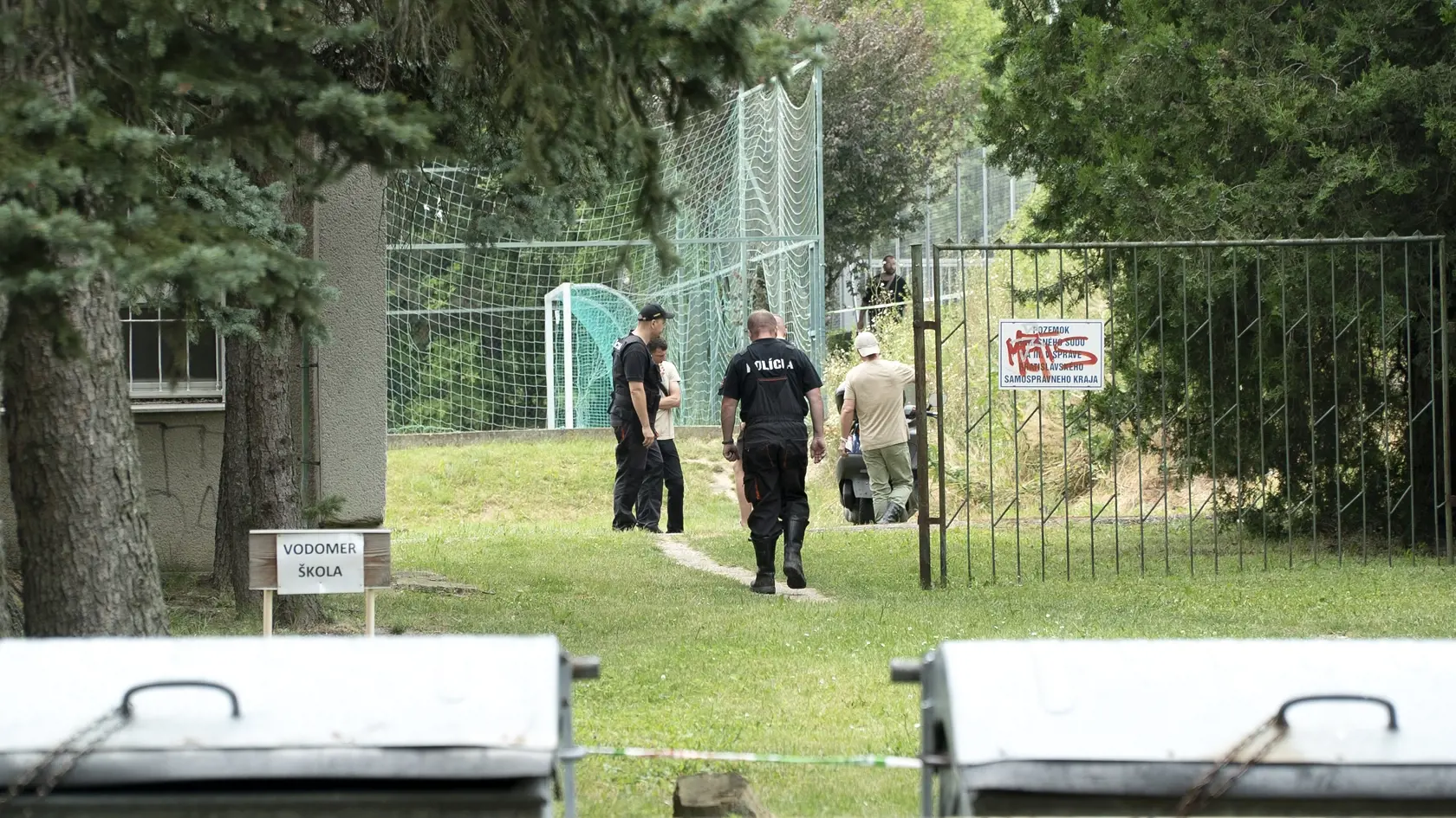 Podľa našich informácií má ísť údajne o študenta školy. Ku škole sa mal dostaviť na skútri, ktorý potom zaparkoval neďaleko budovy.