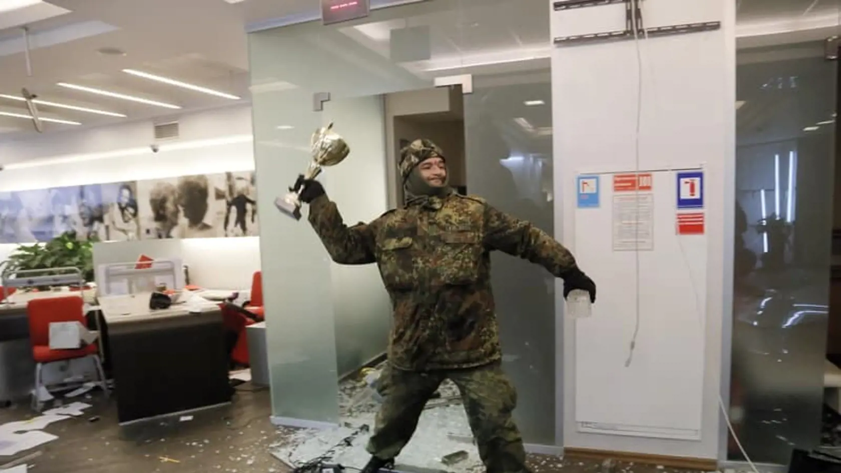 Výtržníci hádzali do okien bánk kamene a poškodili nábytok a ďalšie vnútorné zariadenie.