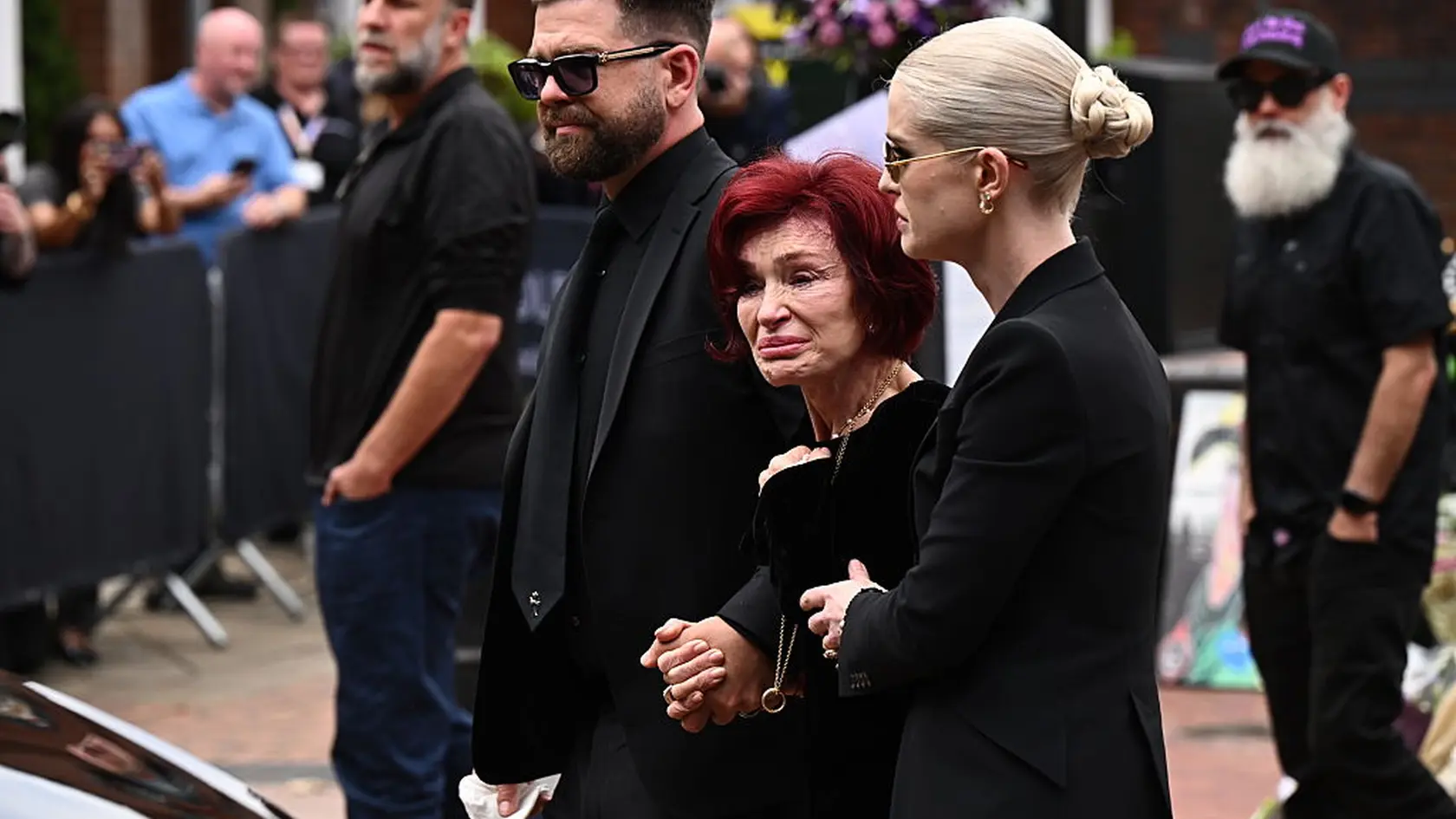 Najdojemnejší moment pohrebu. Skormútená Sharon s deťmi vyšla z auta, aby poďakovala fanúšikom.