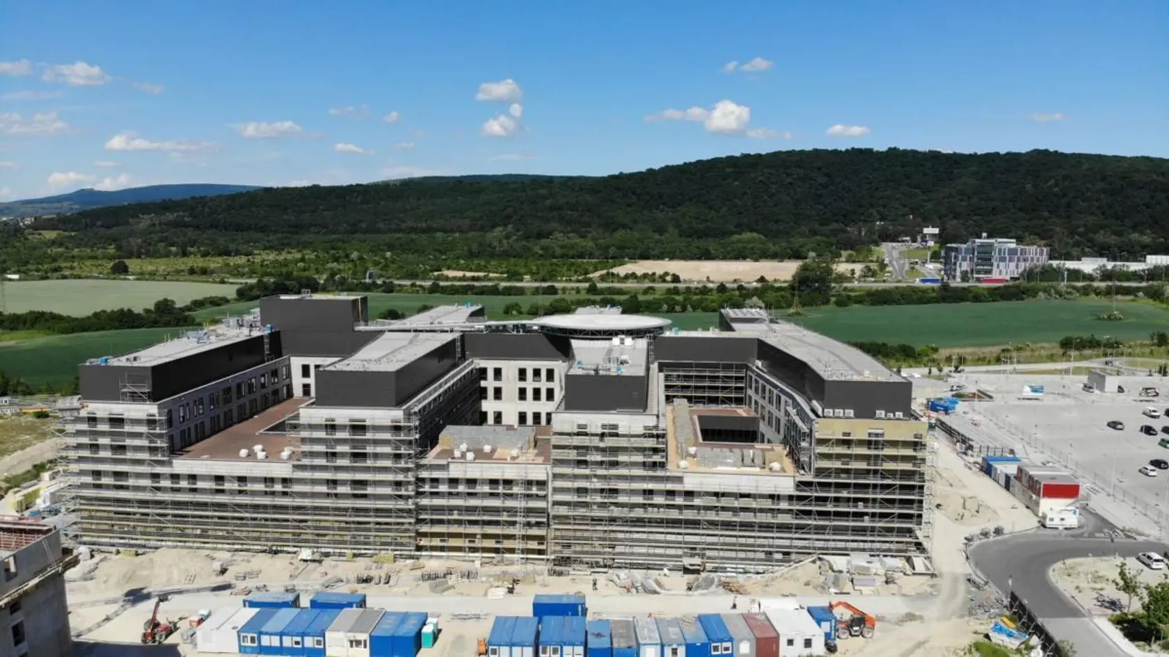 Architektonický návrh budovy vychádza z medicínskych procesov, ktoré sa budú v nemocnici uplatňovať.