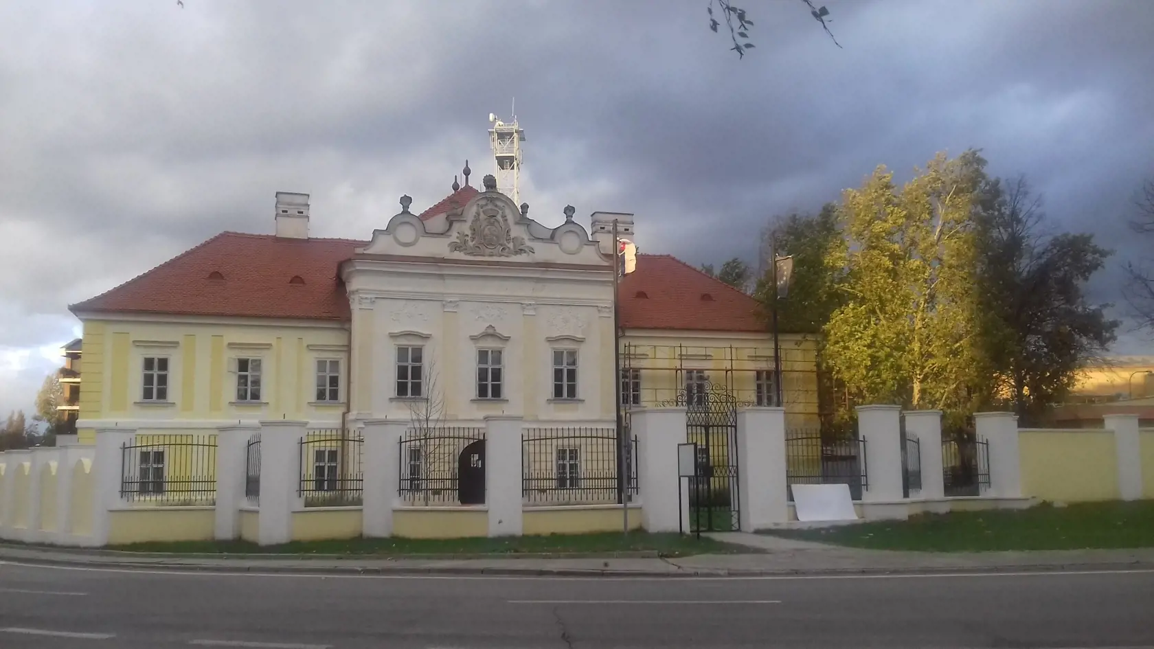Je to pôvodne baroková stavba, ktorú dal v prvej polovici 18. storočia postaviť varadínsky biskup Mikuláš Kondé. Stavbu ukončili v roku 1770, ale začiatkom 19. storočia ju klasicisticky upravili a získala podobu, v ktorej sa zachovala dodnes. V súčasnosti sídli v Žltom kaštieli Žitnoostrovné múzeum.