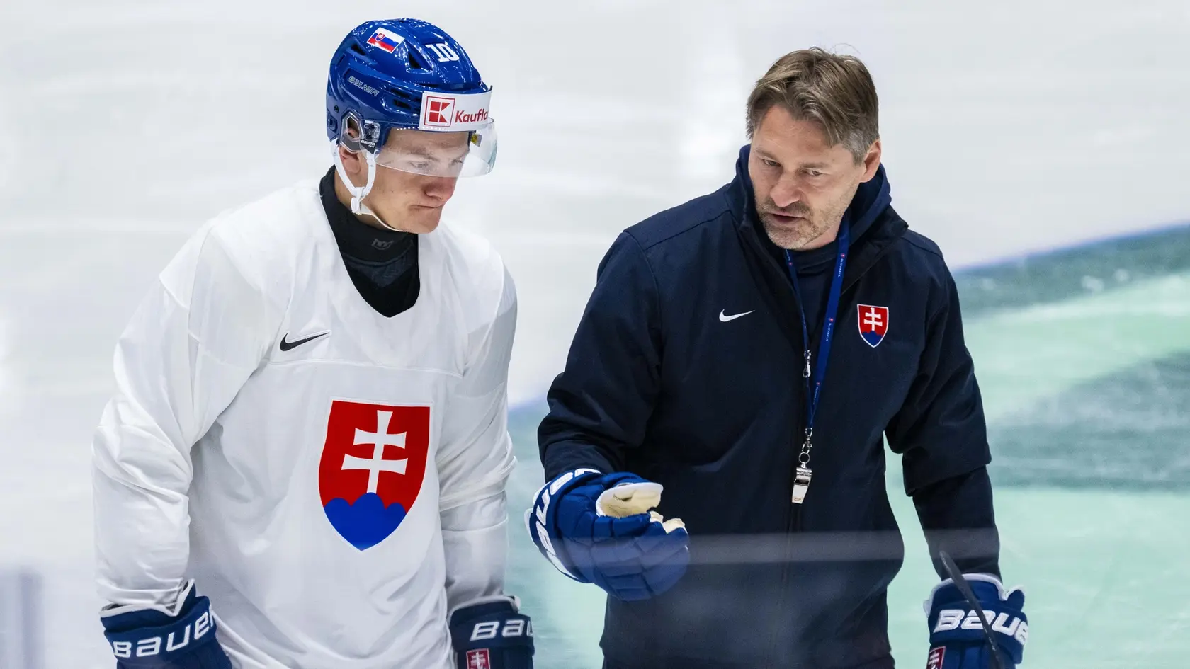 Na snímke zľava hokejový reprezentant SR Adam Sýkora a tréner hokejovej reprezentácie SR Vladimír Országh.