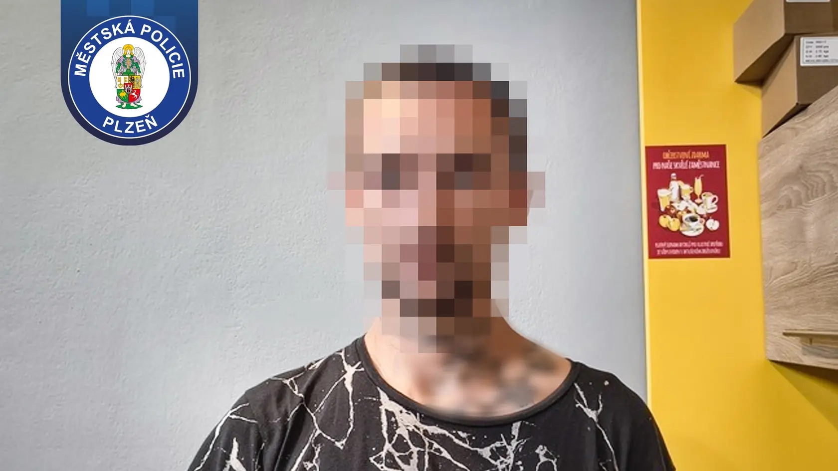 Muž postupne vyskúšal niekoľko gélových dezodorantov, dôkladne sa nimi natrel a tým ich nenávratne znehodnotil.