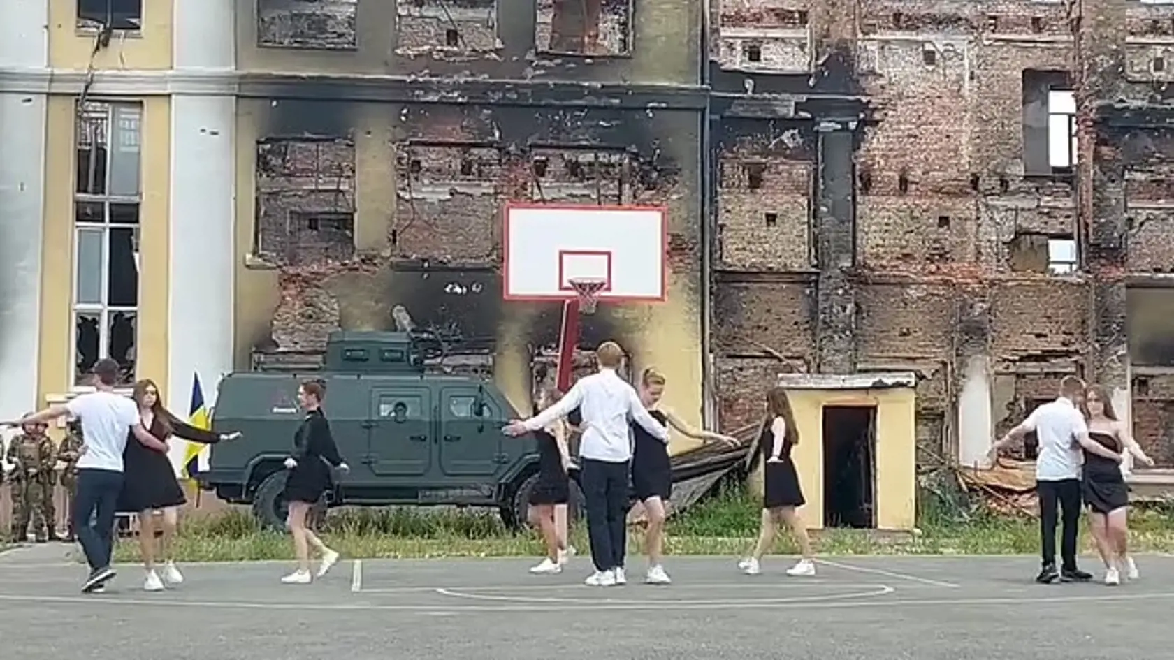 Chlapci sa obliekli do košiel a oblekov, dievčatá zase do slávnostných šiat a všetci sa vybrali do rozvalín bývalej školy, aby si spravili aspoň skromnú „stužkovú“.