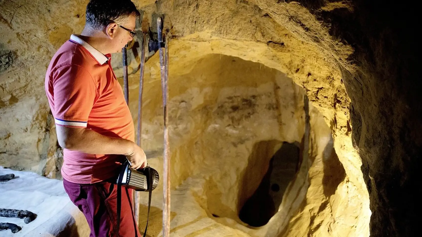 Miroslav Bitarovský s kolegami chcú odkryť aj ďalšie časti chodieb. (archív)