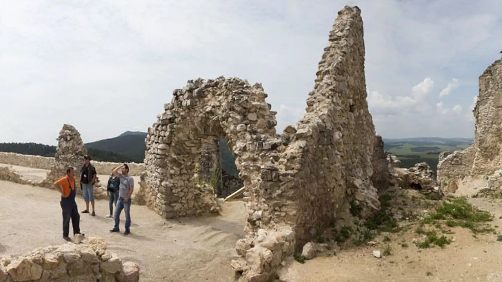 Čhachtický hrad je dlhodobo v rekonštrukcii.