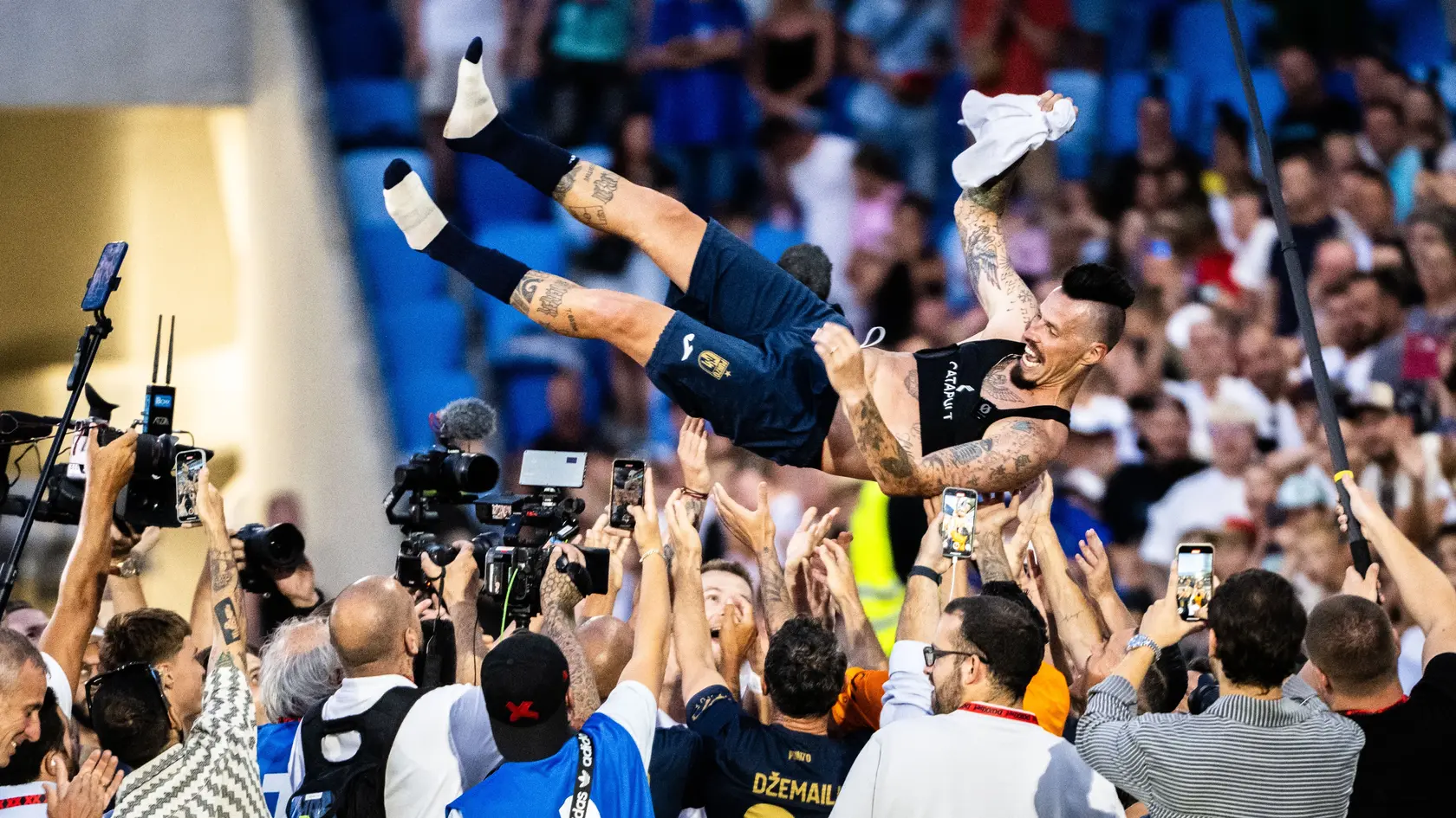Na snímke Mareka Hamšík počas osláv po skončení rozlúčkového zápasu s Marekom Hamšíkom na Národnom futbalovom štadióne.