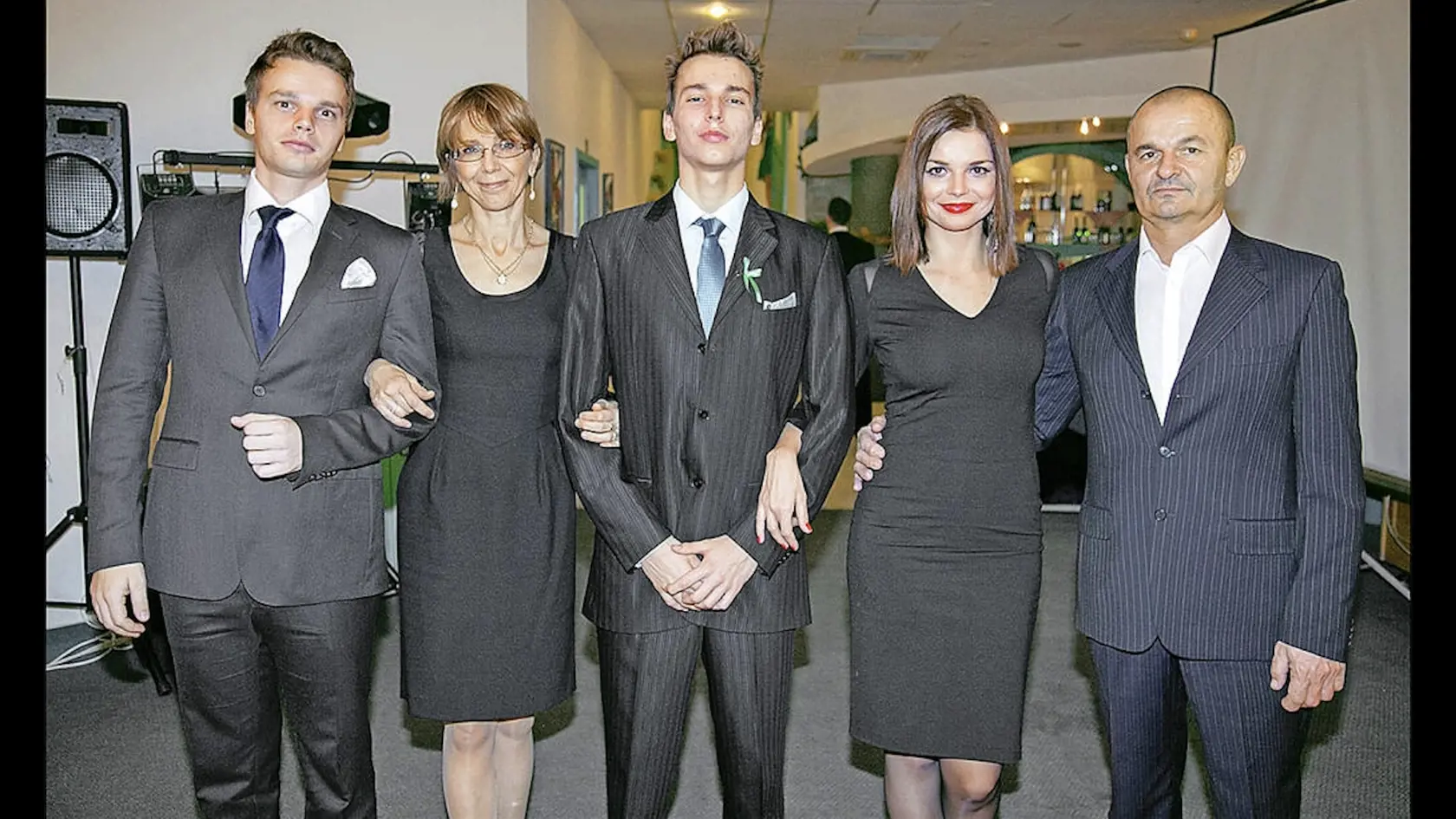 S rodičimi a dvomi mladšími bratmi.