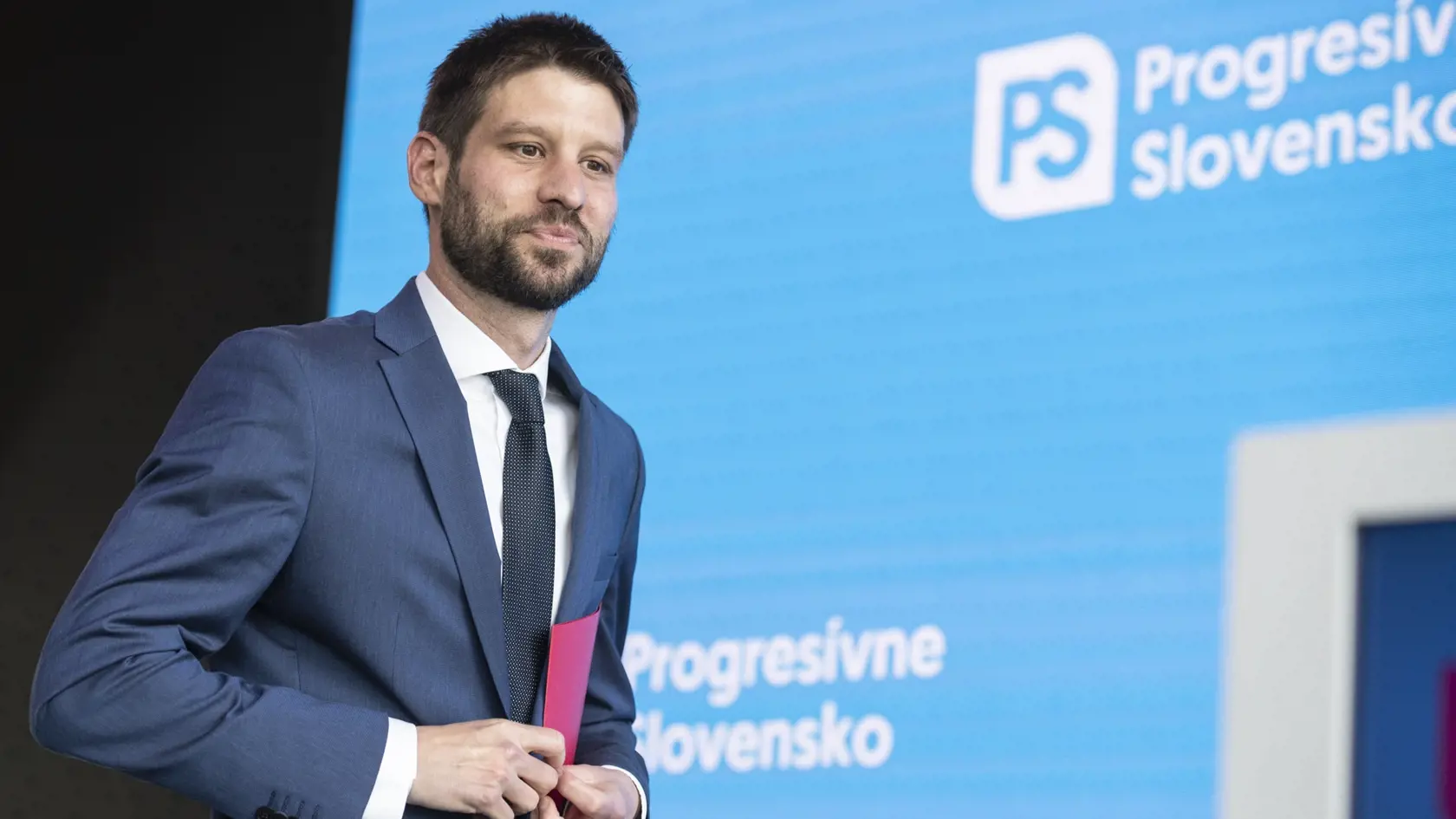 Na snímke podpredseda hnutia Progresívne Slovensko Michal Šimečka pred vystúpením na sneme Progresívne Slovensko 7. mája 2022 v Bratislave. Mimoparlamentné Progresívne Slovensko (PS) bude viesť Michal Šimečka. Delegáti hnutia ho zvolili na sobotňajšom sneme za predsedu PS. Vo funkcii nahradí Irenu Bihariovú. FOTO TASR - Pavel Neubauer