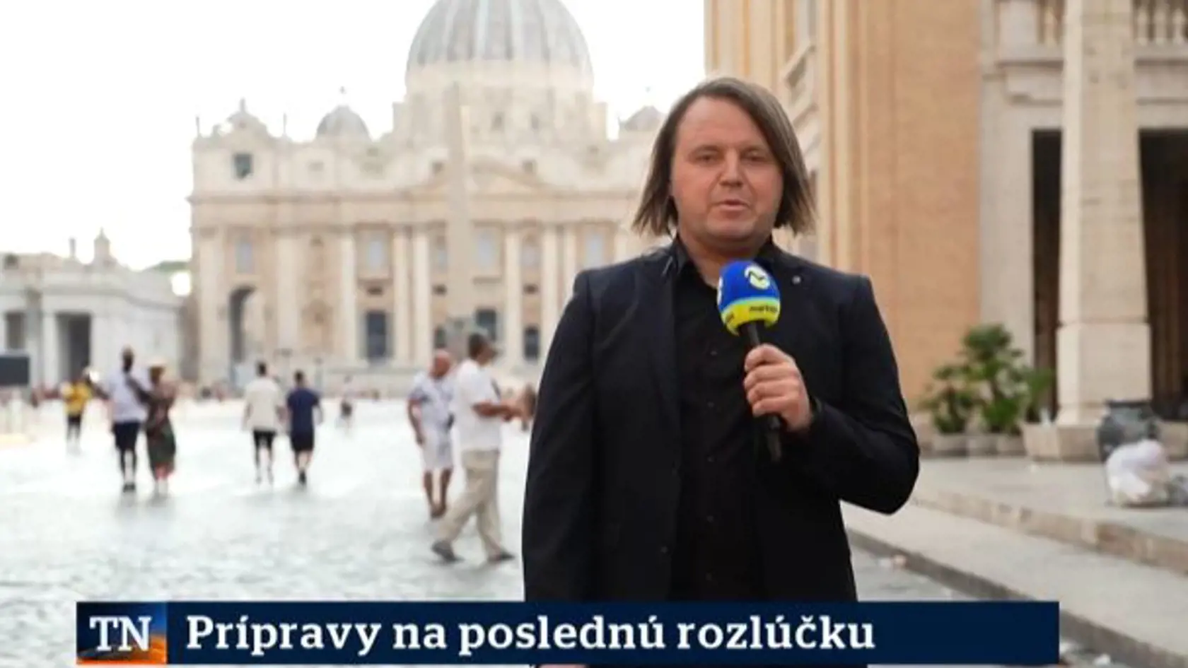 Markizácky redaktor Ján Tribula vo Vatikáne. Všetci diváci riešili jeho účes.