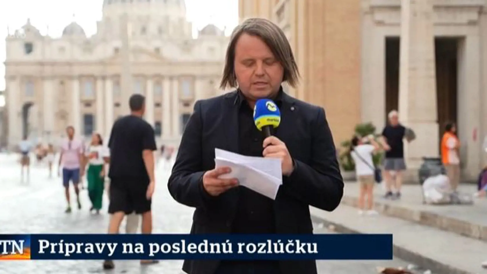Markizácky redaktor Ján Tribula vo Vatikáne. Všetci diváci riešili jeho účes.