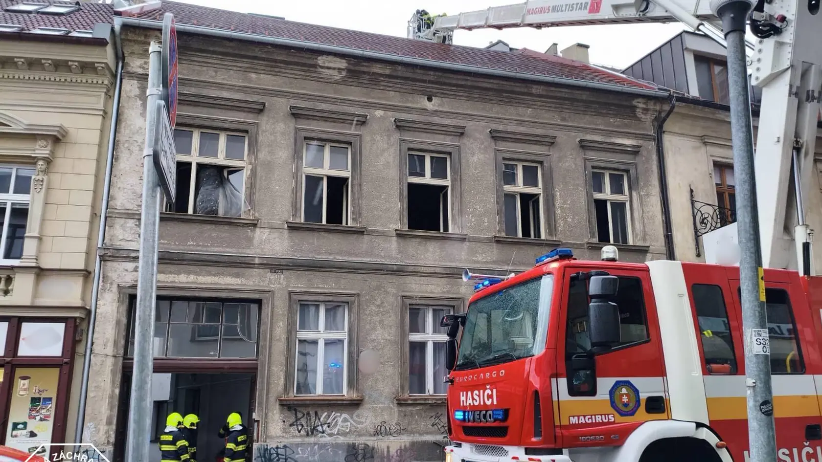 Hasiči zasahovali pri požiari podkrovného bytu.