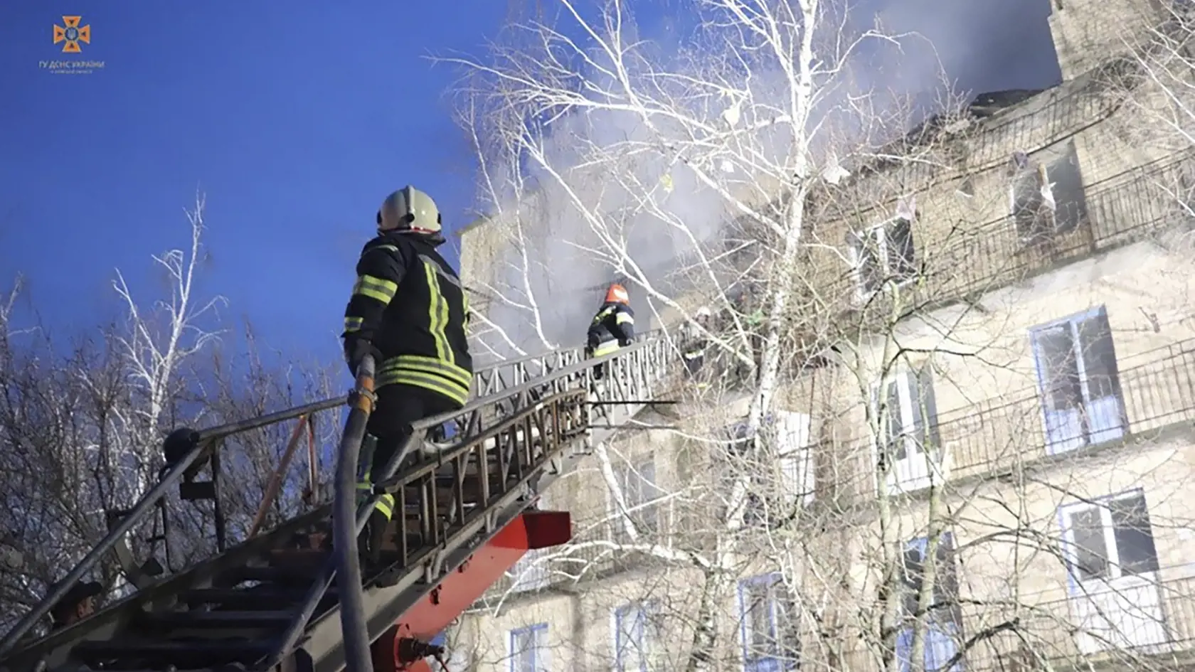 WA 30 Ržyščiv - Na snímke ukrajinskej záchrannej služby hasiči zasahujú po útoku dronom v meste Ržyščiv v Kyjevskej oblasti v stredu 22. marca 2023. FOTO TASR/AP

In this photo provided by the Ukrainian Emergency Service, emergency personnel work at the scene following a drone attack in the town of Rzhyshchiv, Kyiv region, Ukraine, Wednesday, March 22, 2023. (Ukrainian Emergency Service via AP Photo)