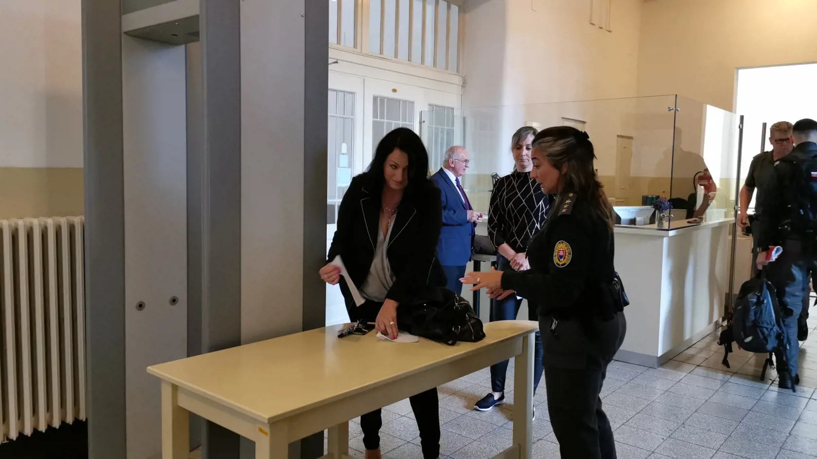 Na súd prišli aj traja poškodení. Pojednávanie však muselo byť odročené pre zdravotné problémy jedného z členov senátu.