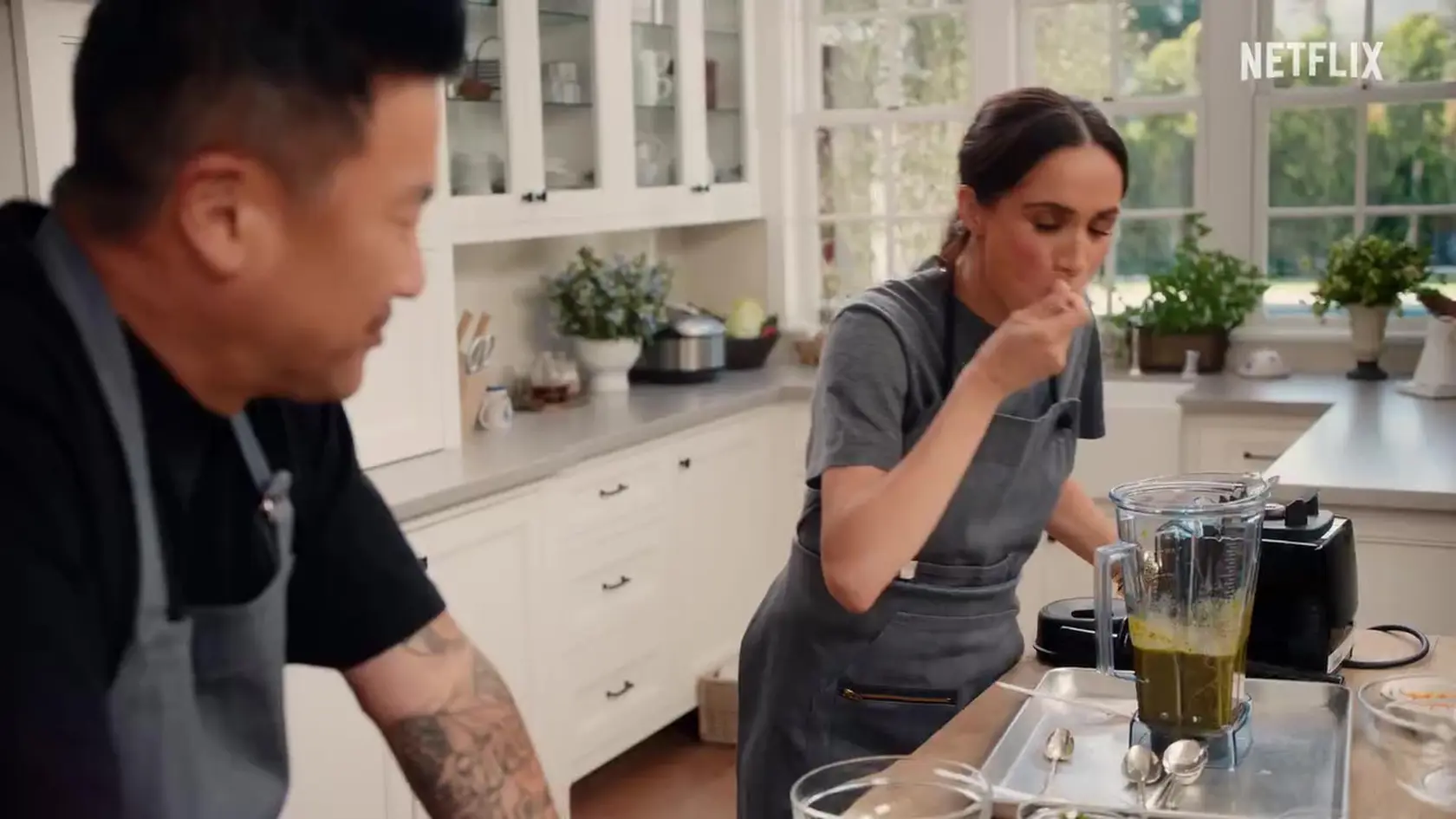 Meghan Markle má vlastnú kulinársku šou na Netflixe. Kuchyňa je krémovej farbe v štýle Shaker, nechýbajú v nej medené panvice za 240 až 700 eur a mixér Vitamix E320 Explorian Blender, ktorý si obľúbili okrem Meghan aj iné hviezdy ako Miranda Kerr, Gwyneth Paltrow a Zac Efron za 550 eur.