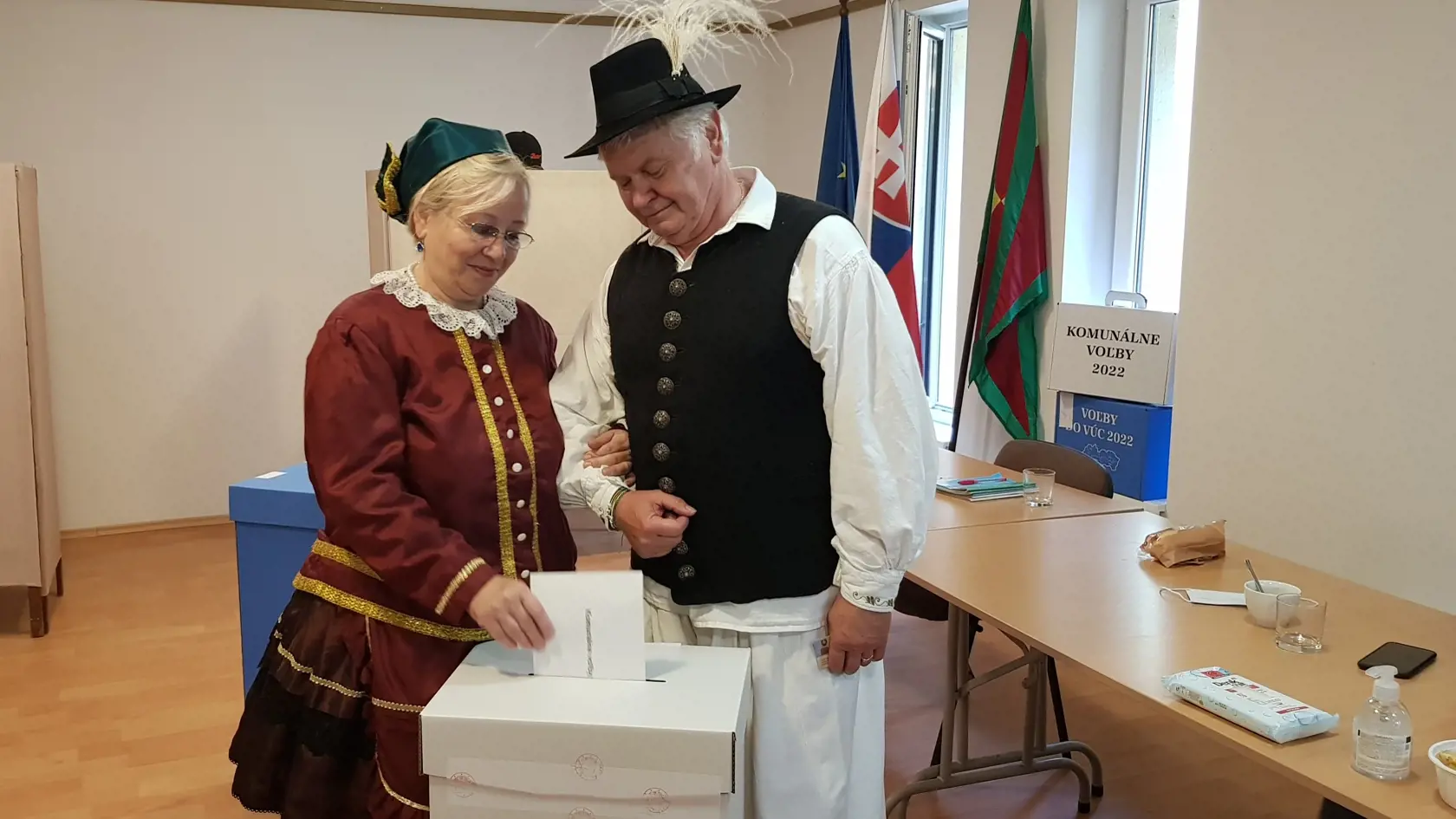 Na Slovensku sa v sobotu o siedmej hodine ráno začali historicky prvé spojené voľby do orgánov samosprávy obcí a do orgánov samosprávnych krajov. Na snímke členovia folklórneho súboru hlasujú vo volebnej miestnosti v obci Iža, okres Komárno 29. októbra 2022. FOTO TASR - Milan Drozd