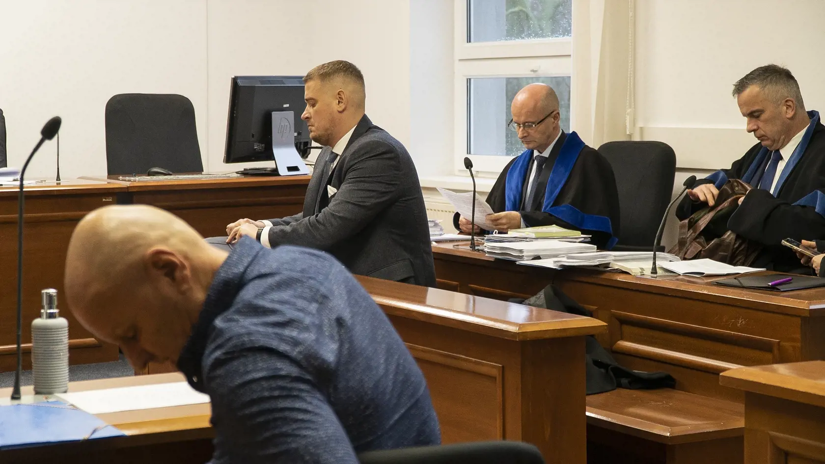 Pojednávanie s obžalovaným Štefanom Žigom v kauze Valčeky zo dňa 10. januára 2023. Na snímke je Štefan Žiga a Bernard Slobodník (vpredu).