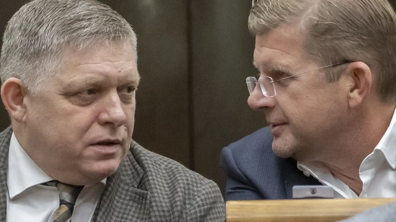 Na snímke poslanci NR SR Robert Fico (Smer-SD) a vpravo Peter Žiga (nezaradený) po neúspešnom hlasovaní o uznášaniaschopnosti parlamentu SR k otvoreniu 87. mimoriadnej schôdze Národnej rady SR o dodaní slovenských stíhačiek Mig-29 na Ukrajinu a skoršom termíne predčasných volieb v Bratislave 28. februára 2023. Ani v utorok sa Národnej rade (NR) SR nepodarilo dostať k mimoriadnemu rokovaniu k téme skoršieho termínu predčasných parlamentných volieb a poskytnutia stíhačiek MiG-29 Ukrajine. Parlamen