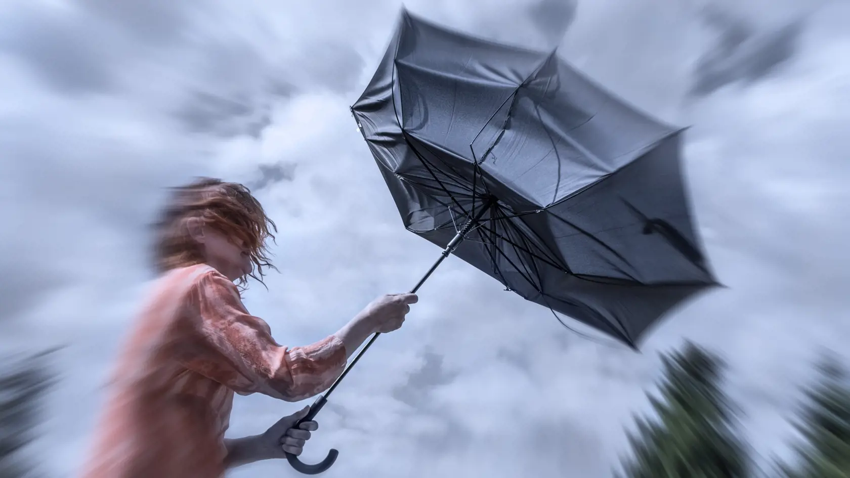 Počas pondelka (27. 3.) má byť veterno na celom území Slovenska a najmä na horách. Pre okresy Liptovský Mikuláš, Poprad a Brezno vydal Slovenský hydrometeorologický ústav (SHMÚ) výstrahy tretieho stupňa. Na severe krajiny sa môžu tvoriť aj snehové jazyky a záveje či snežiť.