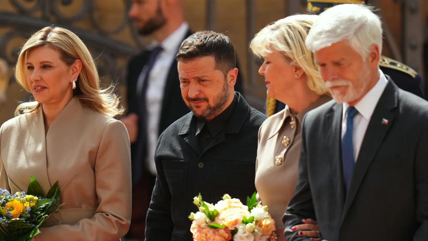 WA 56 Praha - Na snímke ukrajinský prezident Volodymyr Zelenskyj (druhý zľava), jeho manželka Olena (vľavo), český prezident Petr Pavel (vpravo) a jeho manželka Eva (druhá sprava) sa vítajú na nádvorí Pražského hradu v nedeľu 4. mája 2025. FOTO TASR/AP
Czech Republic's President Petr Pavel, right, with his wife Eva welcome his Ukrainian counterpart Volodymyr Zelenskyy and his wife Olena Zelenska in Prague, Czech Republic, Sunday, May 4, 2025. (AP Photo/Petr David Josek)