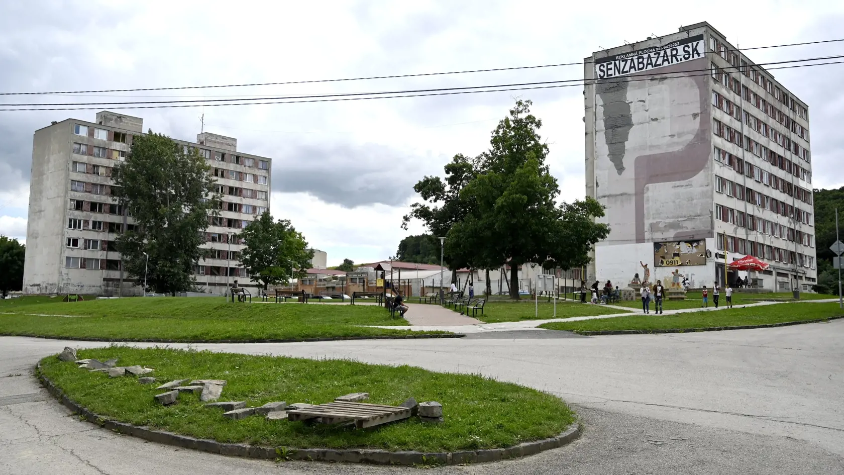 Na rómskom sídlisku Luník IX v Košiciach je v týchto dňoch čulý pracovný ruch. Dôvodom je  septembrová návšteva pápeža Františka. Na snímke sídlisko Luník IX v Košiciach 20. augusta 2021.