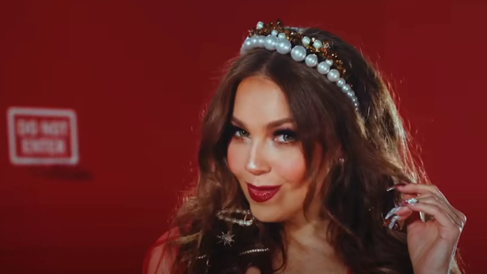 Slávna Roslalinda sa v novom videoklipe premenila na poriadne sexi dračicu. V červenom latexe sme krehkú krásku takmer nespoznali.