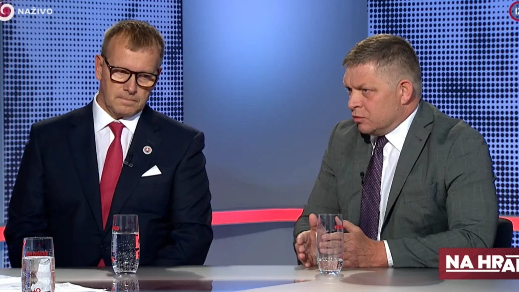 Premiér Eduard Heger (OĽANO) sa vyjadril, že v EÚ nie je záujem o produkty z Ruska. "Nemal by o takejto veci rozhodovať premiér alebo jeden minister," reagoval v relácii Kollár. "Zoberte si, že si Orbán vyrokoval to, čo chcel a nevidím dôvod, že by sme si ani my nemali vyrokovať to, čo chceme," pokračoval Kollár