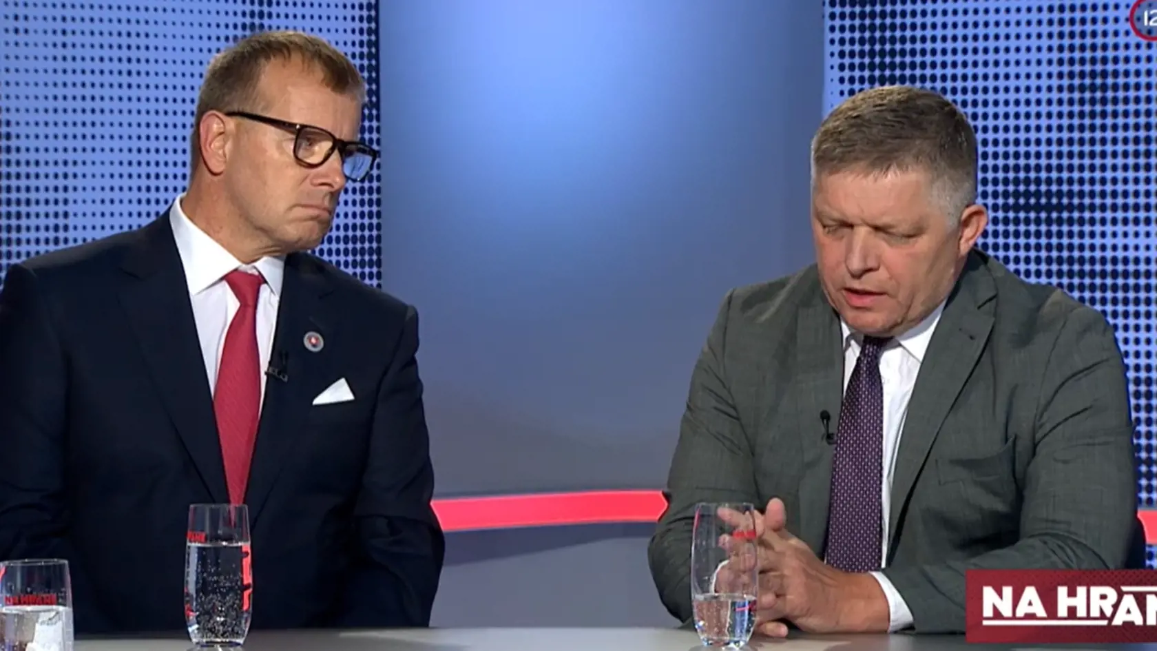 . Fico v tejto súvislosti pripomenul, že Heger mal "buchnúť do stola a tento návrh vetovať" rovnako, ako on vetoval migrantov na Slovensku. Podotkol, že po bezpečnom plyne z Ruska, budeme voziť skvapalnený plyn zo Spojených štátov.