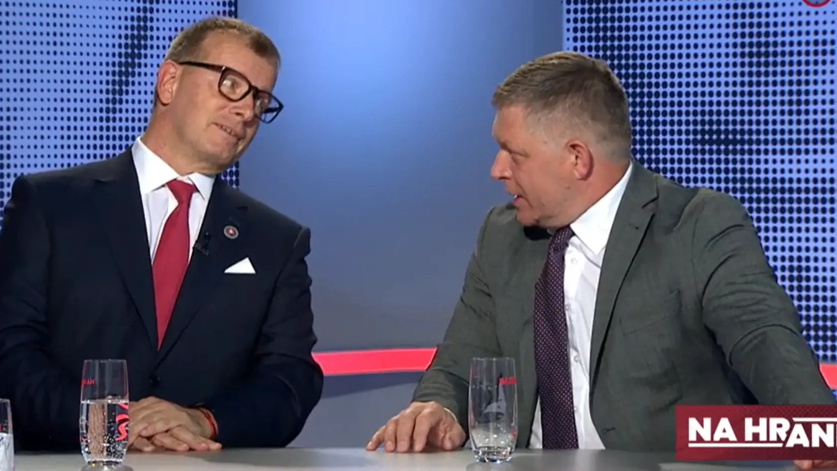 Premiér Eduard Heger (OĽANO) sa vyjadril, že v EÚ nie je záujem o produkty z Ruska. "Nemal by o takejto veci rozhodovať premiér alebo jeden minister," reagoval v relácii Kollár. "Zoberte si, že si Orbán vyrokoval to, čo chcel a nevidím dôvod, že by sme si ani my nemali vyrokovať to, čo chceme," pokračoval Kollár