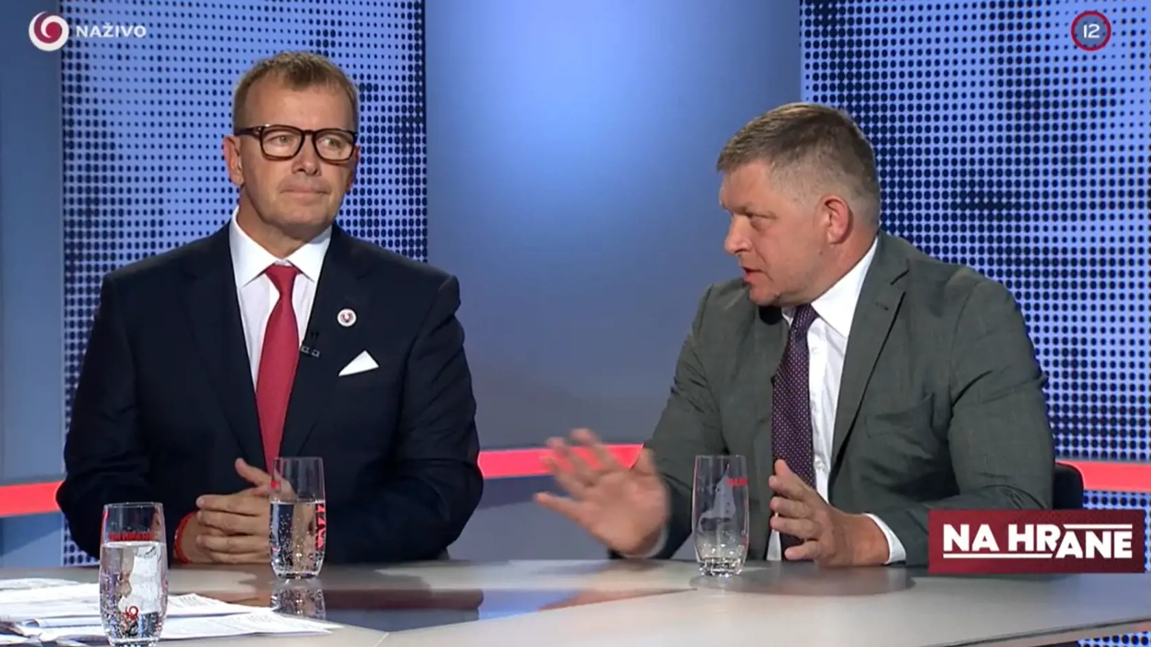 "Pamätá si niekto, že by som ja s Dankom a Kollárom neustále obťažoval verejnosť nejakými pravidelnými hádkami na dennej báze? To tu nikdy nebolo," poznamenal Fico v súvislosti s tým, že strana SaS sa nebude zúčastňovať koaličných rád. "Poďme do referenda, nech ľudia nanovo rozdajú karty," povedal Fico.