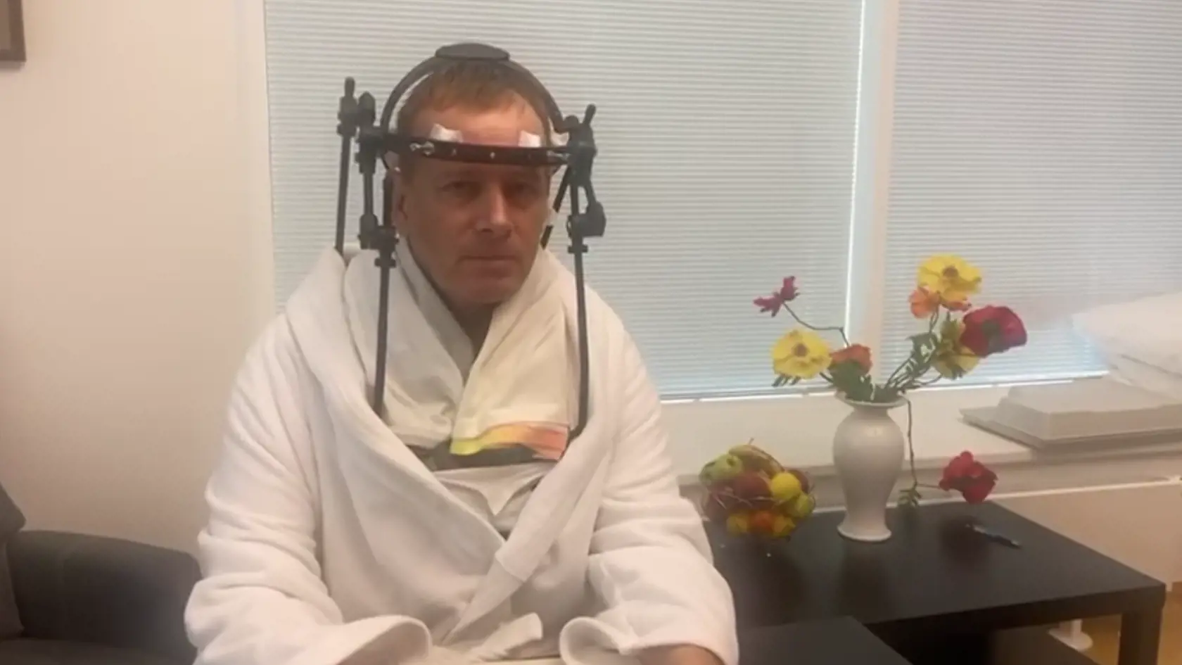 Boris Kollár sa po 20 dňoch v nemocnici konečne môže posadiť.