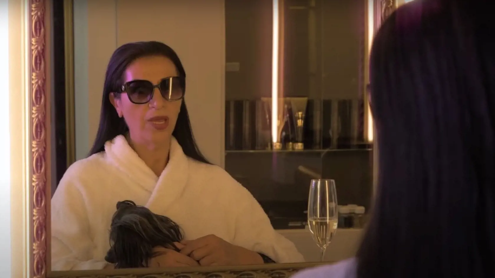 Videoklip LGBTI influencera Slaytiiina a Nory Mojsejovej.