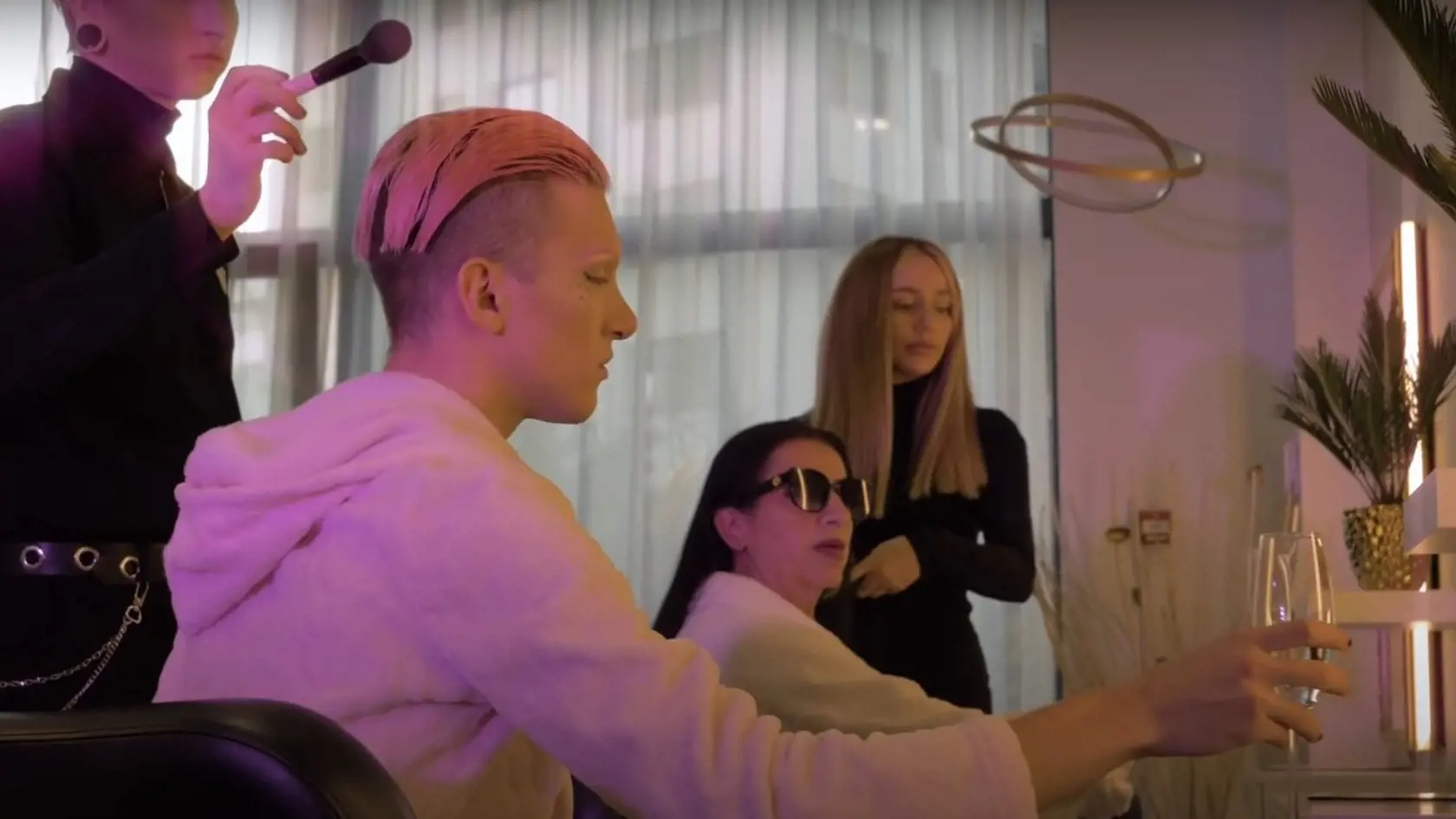 Videoklip LGBTI influencera Slaytiiina a Nory Mojsejovej.