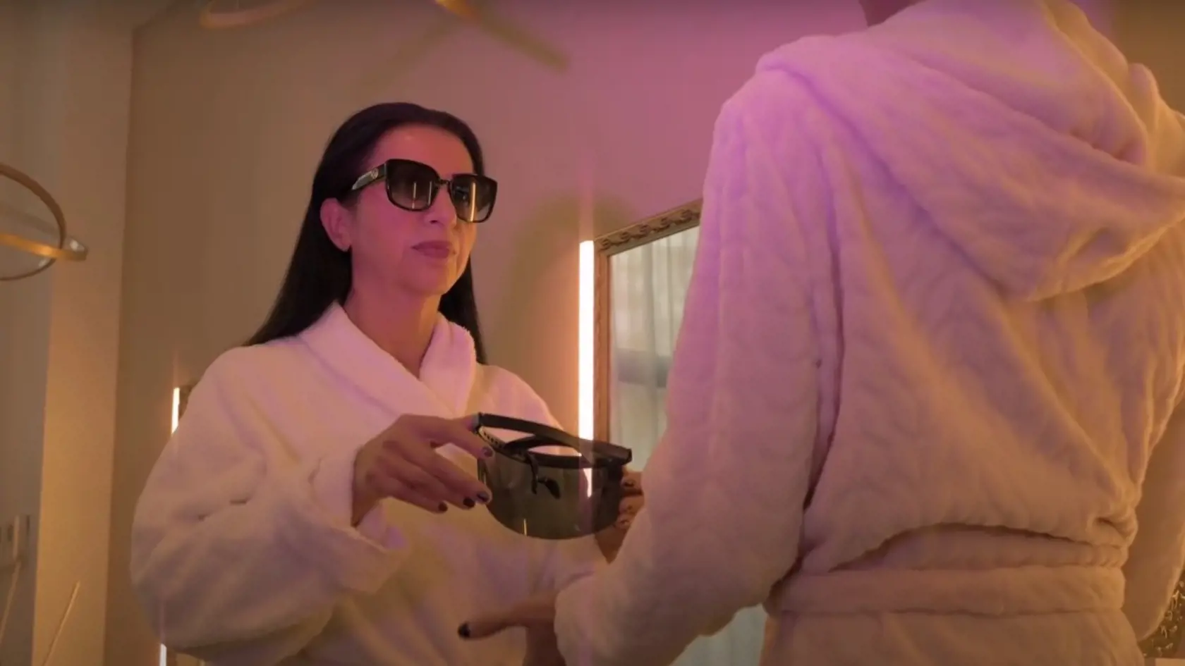 Videoklip LGBTI influencera Slaytiiina a Nory Mojsejovej.