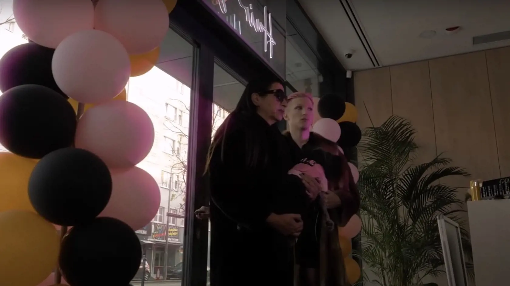 Videoklip LGBTI influencera Slaytiiina a Nory Mojsejovej.