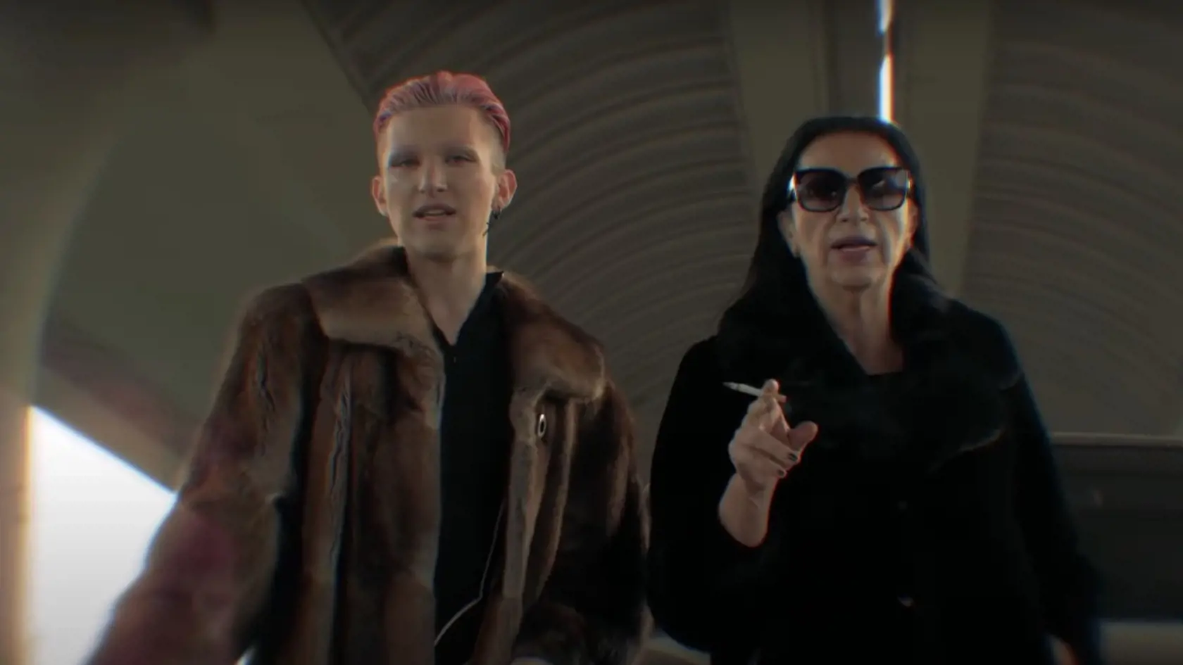 Videoklip LGBTI influencera Slaytiiina a Nory Mojsejovej.
