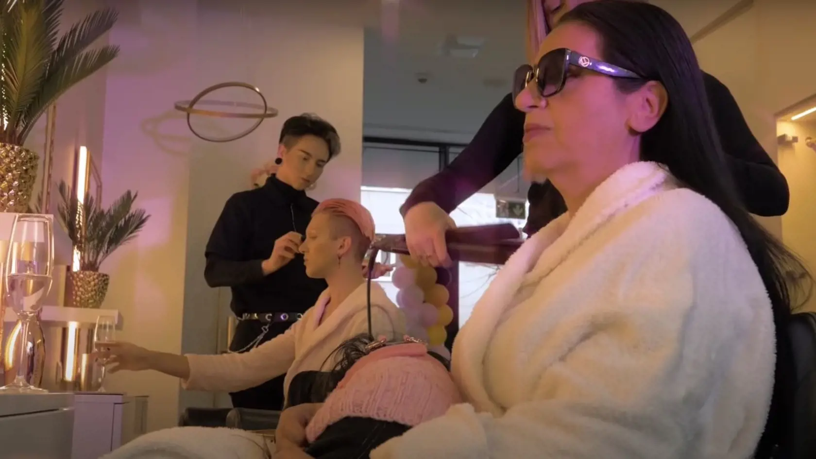Videoklip LGBTI influencera Slaytiiina a Nory Mojsejovej.