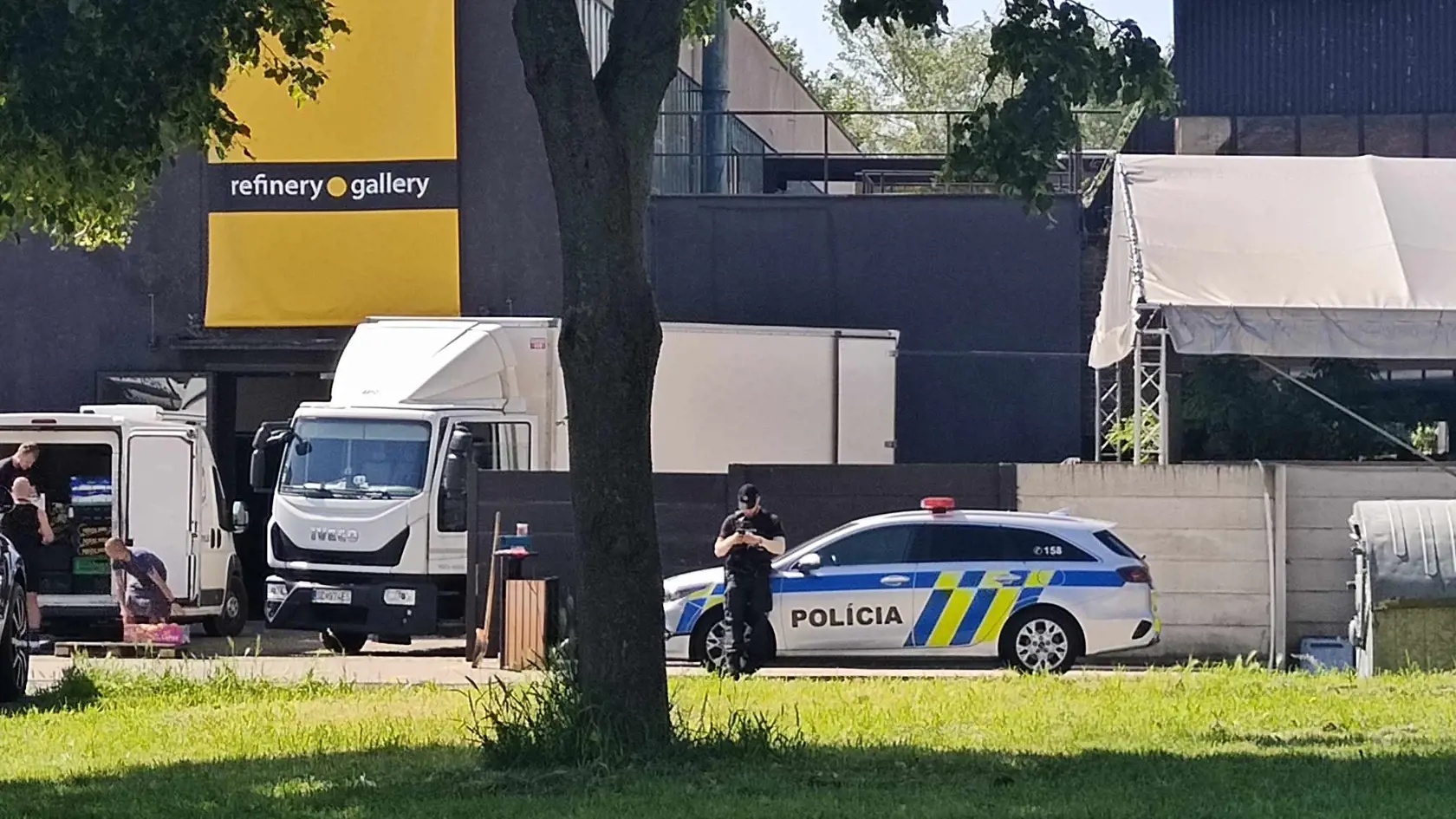 Polícia v sobotu ráno zasahuje pri nočnom klube vo Vlčom hrdle, kde došlo k intoxikácii ľudí drogami.