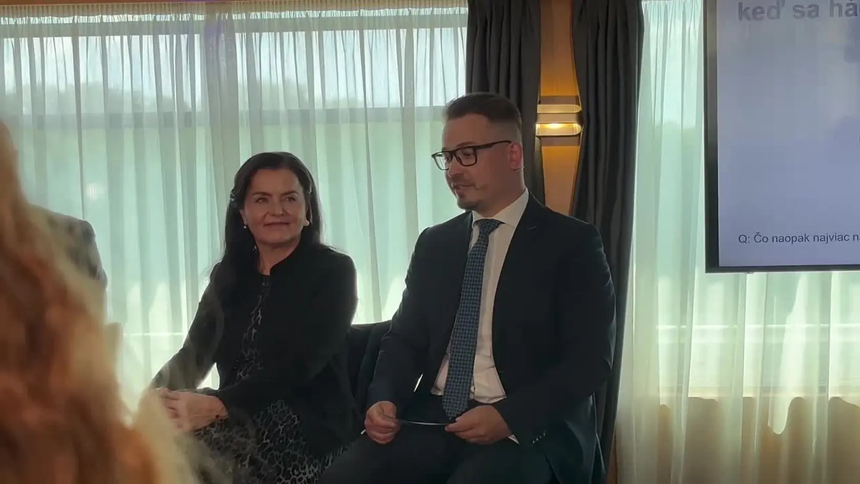 Pocit bezpečia, blízkosti, dôvery, ale aj obavy, ktoré pocit bezpečia v slovenských rodinách narúšajú. Nový prieskum skúmal, ako fungujú slovenské rodiny – čo ich drží pokope, čo rozdeľuje alebo čo v nich chýba. A výsledok? Pocit bezpečia v rodine je krehkejší, ako by sa mohlo zdať.