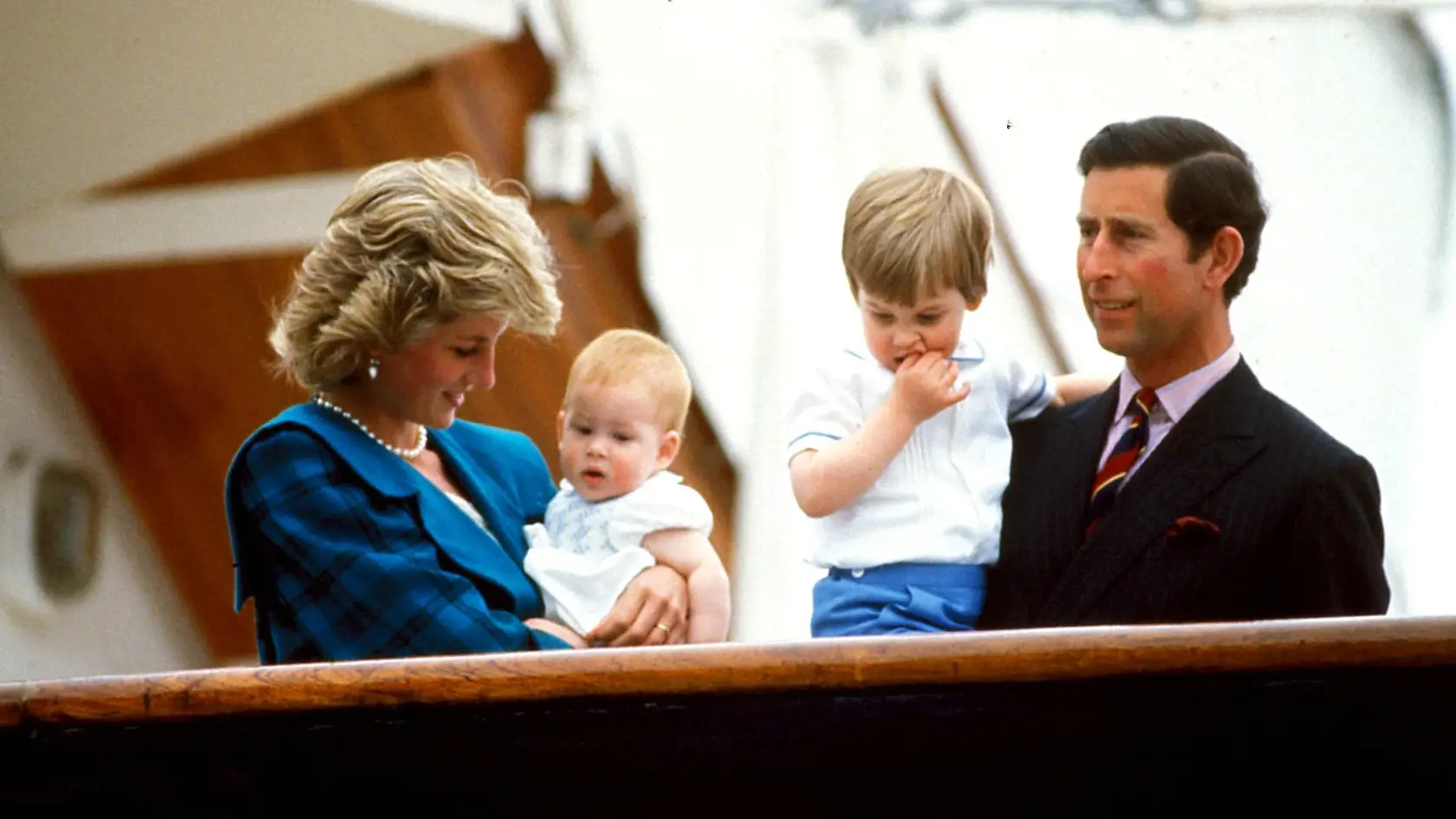 Na prvý pohľad šťastná rodina: Diana s Charlesom a synmi Williamom a Harrym. 