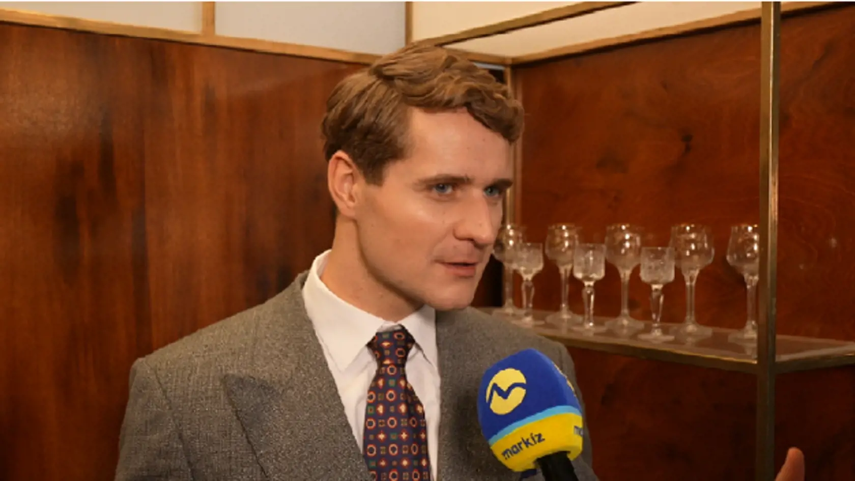 Pred účinkovaním v dobovej novinke Dunaj, k vašim službám, sa venoval najmä divadlu.