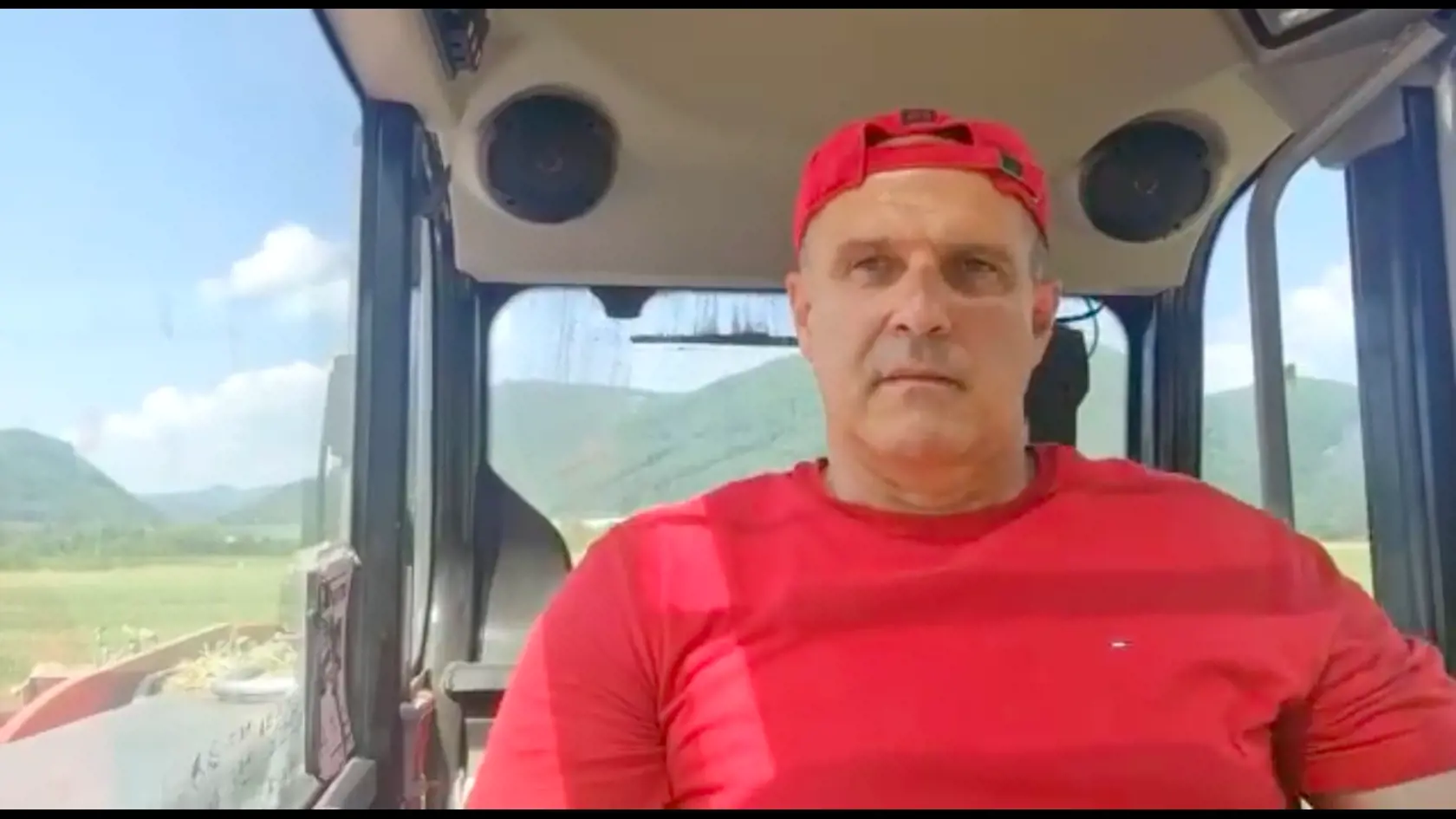 Policajný prezident sa na Facebooku pochválil videom, na ktorom šoféruje traktor.