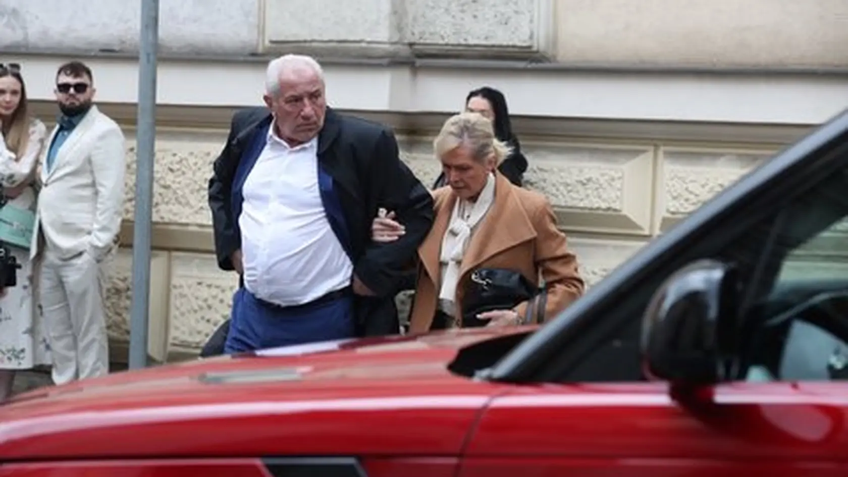 Pohreb Aničky Slováčkovej. Na snímke Helena Vondráčková s manželom.