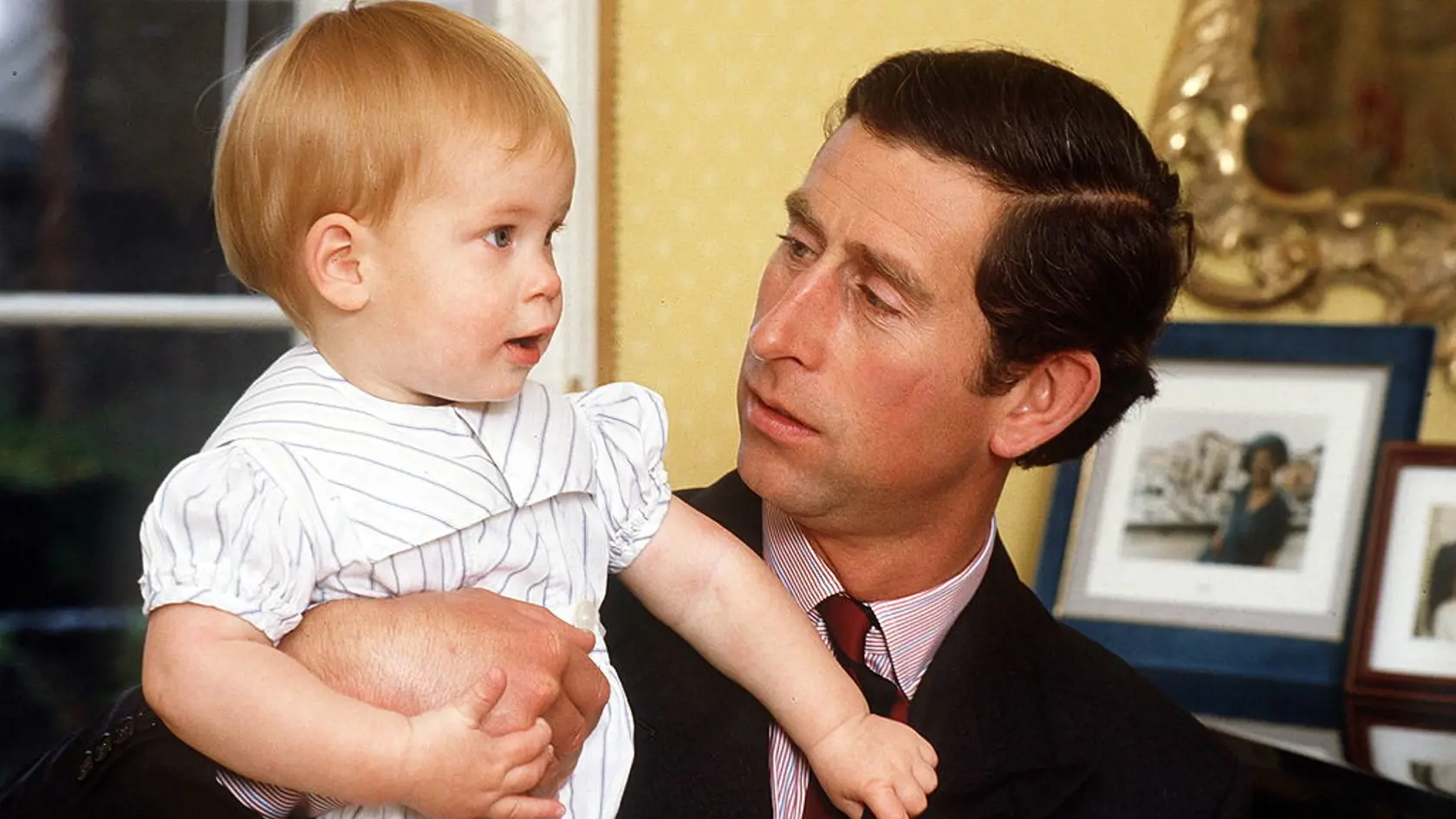 Princ CHARLES bol pri pôrodoch obidvoch synov. Na snímke s mladším synom HARRY.