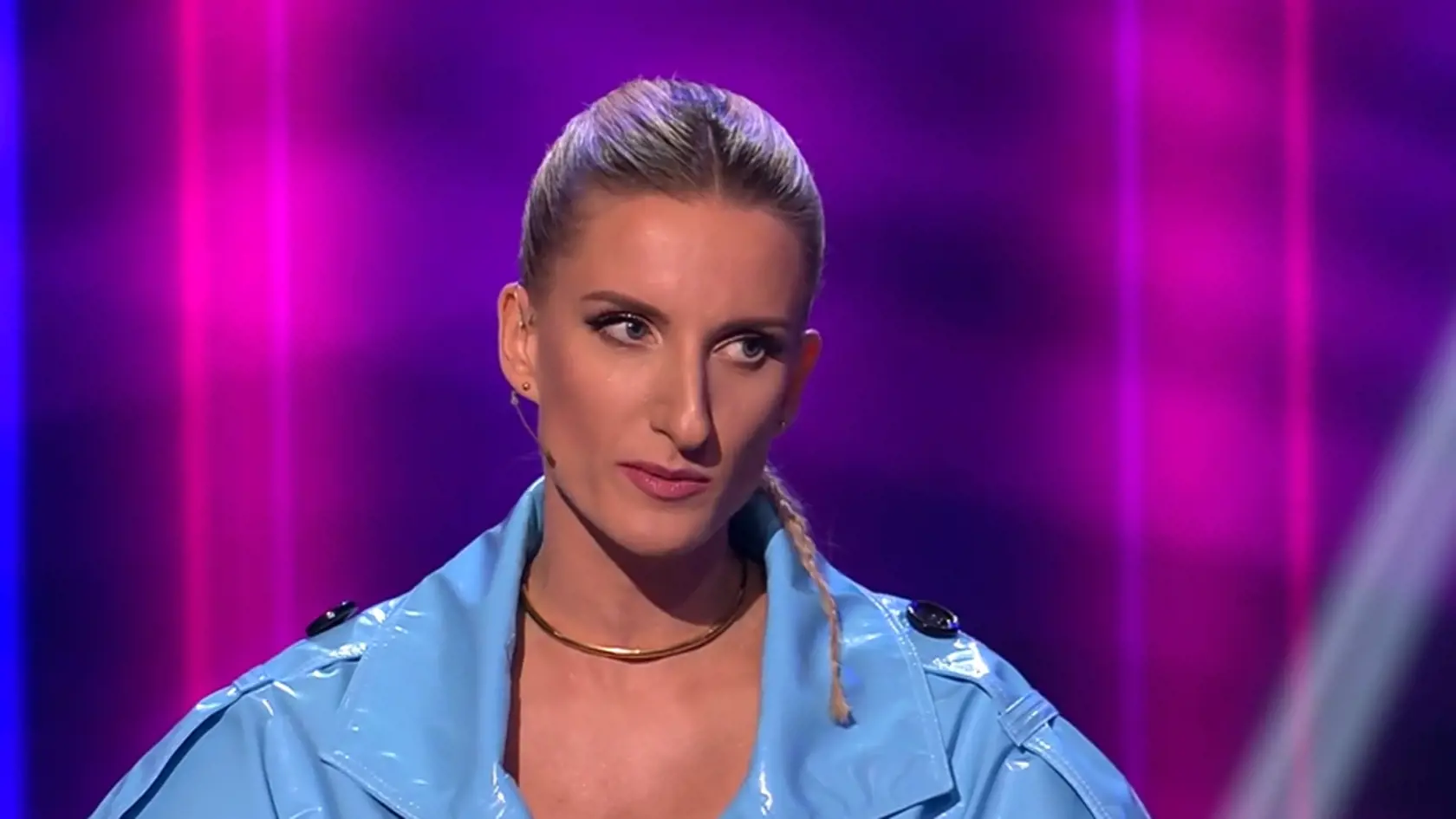 Adelu Vinczeovú obliekol na 8. kolo Pavol Dendis, ktorý zvolil nápaditý modrý latexový outfit.