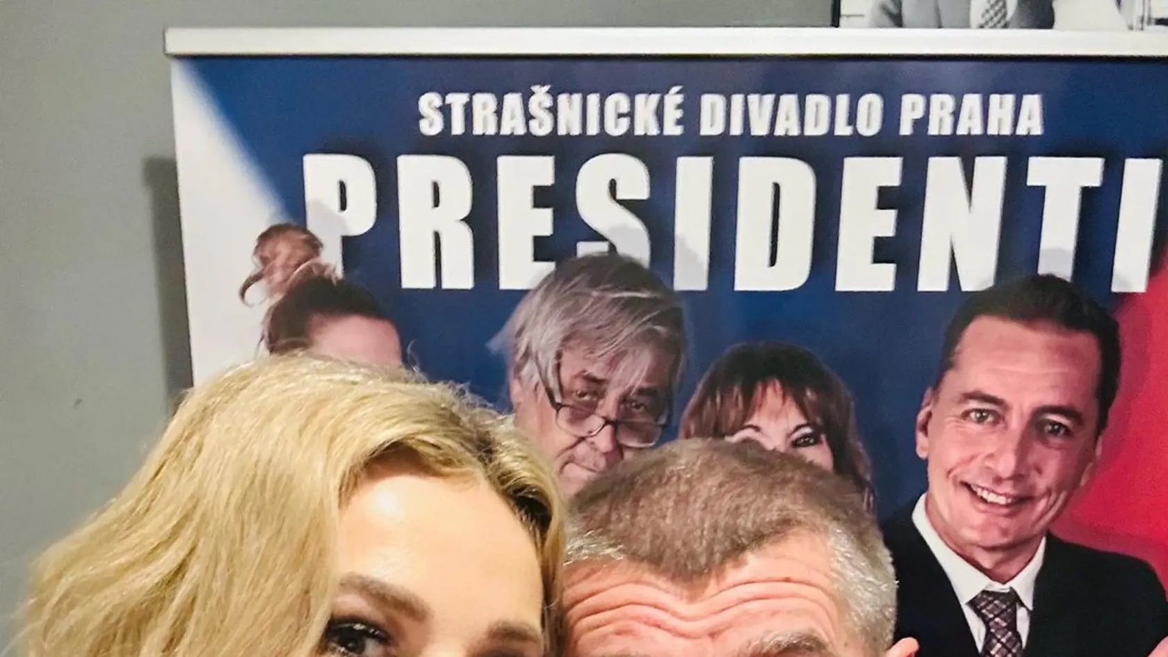 Monika s manželom do spoločnosti chodila málokedy. Väčšinou ju sprevádzala dcéra, alebo priateľky.