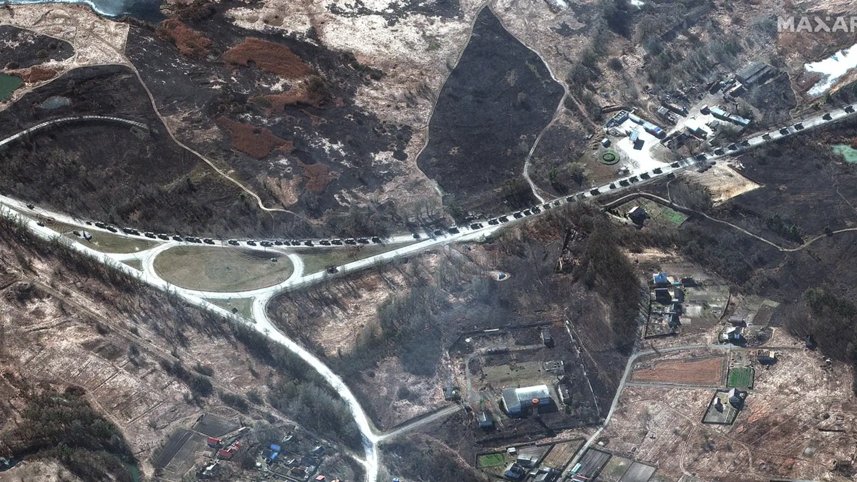 Ruský vojenský konvoj, ktorý sa zo severu presúva bližšie ku Kyjevu, je zrejme omnoho dlhší než sa spočiatku zdalo. Ako ukázali najnovšie satelitné snímky americkej spoločnosti Maxar Technologies z pondelka, dĺžka kolóny vojenských vozidiel je namiesto 27 kilometrov až približne 64 kilometrov.