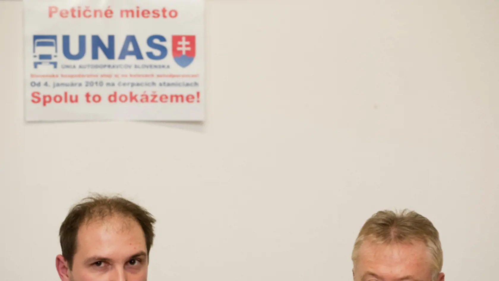 Člen a hovorca organizačného výboru Únie nákladných dopravcov Slovenska (UNAS) Jaroslav Polaček, vľavo.