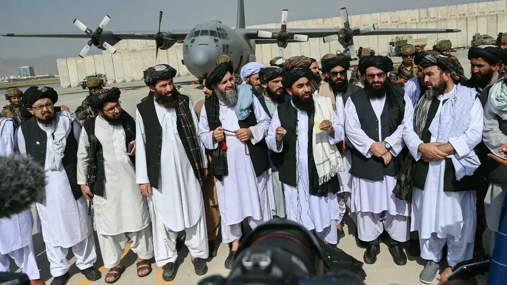 Taliban oslavuje v uliciach svoje víťazstvo.