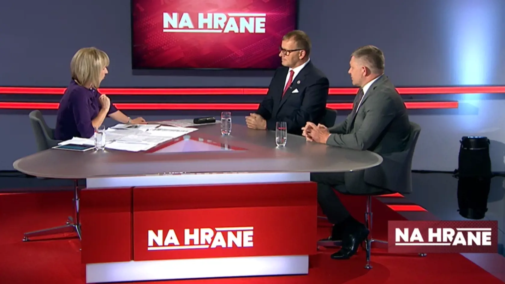 Kto čakal ohnivú diskusiu medzi Kollárom a Ficom, musel byť sklamaný! Debata sa po celý čas niesla v miernom až zdržanlivom tóne, politici si neskákali si do reči, nehádali sa, a v podstate sa len jemne „hryzkali“.